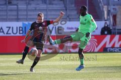 2.BL; FC Ingolstadt 04 - SV Sandhausen; Zweikampf Kampf um den Ball Michael Heinloth (17, FCI) Berko Erich (11 SVS)