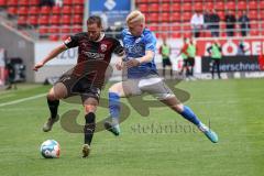 2.BL; FC Ingolstadt 04 - FC Hansa Rostock; Michael Heinloth (17, FCI) Zweikampf Kampf um den Ball Schumacher Kevin (13 Hansa)