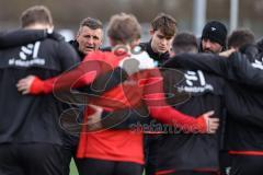 3. Liga; FC Ingolstadt 04 - Trainingsauftakt im Audi Sportpark, Trainingsgelände; Cheftrainer Michael Köllner (FCI) Teambesprechung und rechts Co-Trainer Maniyel Nergiz (FCI)