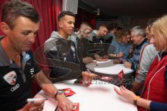 2024_1_16 - 3. Liga - Saison 2023/24 - Fantreffen - FC Ingolstadt 04 -  - Marcel Costly (Nr.22 - FC Ingolstadt 04) beim Autogramm schreiben  - XXXXX - Foto: Meyer Jürgen