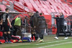 2.BL; FC Ingolstadt 04 - SG Dynamo Dresden; rechts Cheftrainer Rüdiger Rehm (FCI) beruhigt alle auf der Bank