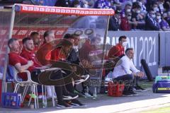 Relegation 2 - VfL Osnabrück - FC Ingolstadt 04 - Spannung auf der Spielerbank, Cheftrainer Tomas Oral (FCI) sitzt am Boden gespannt