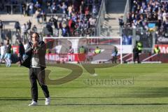 2.BL; FC Ingolstadt 04 - FC Schalke 04; Niederlage, hängende Köpfe 0:3,das Team bedankt sich bei den Fans, Cheftrainer Rüdiger Rehm (FCI)