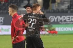 2.BL; SV Sandhausen - FC Ingolstadt 04 - Spiel ist aus Glückwunsch Sieg 0:2, Cheftrainer Roberto Pätzold (FCI) mit Christian Gebauer (22, FCI) Dennis Eckert Ayensa (7, FCI)