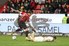 3. Liga; FC Ingolstadt 04 - Dynamo Dresden; Zweikampf Kampf um den Ball Patrick Schmidt (9, FCI)