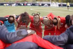 Frauen - Bayernliga -  FC Ingolstadt 04 II -SV Frensdorf -  Die Mannschaft bildet einen Kreis vor dem Spiel - Foto: Meyer Jürgen