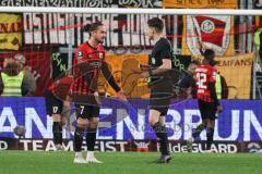 3. Liga; FC Ingolstadt 04 - Dynamo Dresden; Diskussion mit dem Schiedsrichter Valmir Sulejmani (7, FCI)