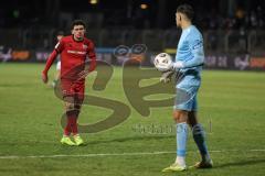 3. Liga; 1. FC Schweinfurt 05 - FC Ingolstadt 04; Ognjen Drakulic (30, FCI) stört Torwart Weisbäcker Maximilian (40 S05)