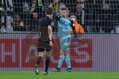 DFB Pokal; Borussia Dortmund - FC Ingolstadt 04; Torwart Fabijan Buntic (24, FCI) Daumen hoch zum Schiedsrichter