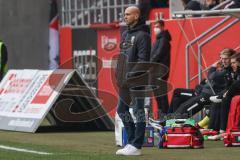 2.BL; FC Ingolstadt 04 - Karlsruher SC; Cheftrainer André Schubert (FCI) an der Seitenlinie, Spielerbank