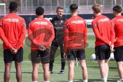 3.Liga - Saison 2022/2023 - FC Ingolstadt 04 -  - Cheftrainer Michael Köllner (FCI) beim ersten Training - Cheftrainer Michael Köllner (FCI) begrüsst die Spieler - Foto: Meyer Jürgen