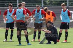 2. Bundesliga - FC Ingolstadt 04 - Trainingsauftakt mit neuem Trainerteam - Cheftrainer Roberto Pätzold (FCI) erklärt vor der Mannschaft