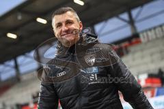 3. Liga; FC Ingolstadt 04 - 
Rot-Weiss Essen 2:1; Sieg Jubel Freude Spieler bedanken sich bei den Fans, Ehrenrunde, Cheftrainer Michael Köllner (FCI)