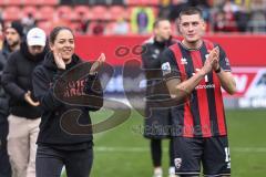 3. Liga; FC Ingolstadt 04 - SV Sandhausen; nach dem Spiel Sieg Jubel Freude Cheftrainerin Sabrina Wittmann (FCI) Mladen Cvjetinovic (19, FCI) Spieler bedanken sich bei den Fans