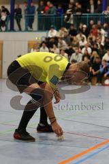 Lotto - Hallen - Bayerncup -  Saison 2022/2023 - FC Fatih Ingolstadt - SV Manching - Halbfinale - Der Schiedsrichter entfernt Blutflecken vom Boden -  Foto: Meyer Jürgen