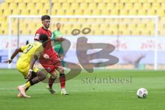 3. Liga; Alemannia Aachen - FC Ingolstadt 04; Zweikampf Kampf um den Ball Linus Rosenlöcher (19, FCI) Nadjombe Pierre (29 AA)