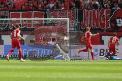 3. Liga - Saison 2023/24 - Rot-Weiss Essen - FC Ingolstadt 04 -  -  Der 0:1 Führungstreffer durch - Sandro Plechaty (#21 Essen) - Torwart  Marius  Funk (Nr.1 - FCI) - Moritz Seiffert (Nr.23 - FCI) - XXXXX - Foto: Meyer Jürgen