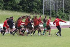 Relegation 2 - U17 - SSV Jahn Regensburg - FC Ingolstadt 04 - Spiel ist aus, 1:1 Ingolstadt steigt in die Bundesliga U17 auf, Jubel Party Feier, Team läuft aufs Spielfeld zum Gratulieren