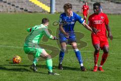 A - Junioren Bundesliga Süd/Südwest -  Saison 2021/2022 - FC Ingolstadt 04 - Karlsruher SC - Madougou Ibrahim (#9 FCI) - Weiß Max Torwart Karlsruhe - Foto: Meyer Jürgen