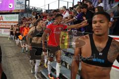 3.Liga - Saison 2022/2023 - VFL Osnabrück - FC Ingolstadt 04 - Das Spiel ist aus - Jubel - Die Mannschaft feiert mit den fans  - Foto: Meyer Jürgen