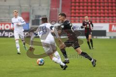 2.BL; FC Ingolstadt 04 - SV Darmstadt 98; Zweikampf Kampf um den Ball Bader Matthias (26 SVD) Florian Pick (26 FCI)