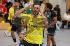 Lotto Bayern Hallencup - Lindenkreuzhalle Saison 2024/25 - FC Hitzhofen - DJK München - Maik Wnendt gelb Hitzhofen - Markus Blohmann TW München - Foto: Meyer Jürgen