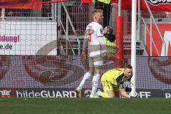 3. Liga; FC Ingolstadt 04 - Rot-Weiss Essen; Torwart Marius Funk (1, FCI) hält sicher, Berlinski Ron ( RWE)