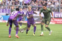 3. Liga; VfL Osnabrück - FC Ingolstadt 04; Pascal Testroet (37, FCI) Zweikampf Kampf um den Ball Badjie Ismail (37 VFL)