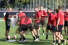 2.BL; FC Ingolstadt 04 - Neuer Cheftrainer Andre Schubert mit Co-Trainer Asif Saric im ersten Training, Cheftrainer André Schubert (FCI) verteilt Leibchen Patrick Schmidt (32, FCI) Nils Roeseler (13, FCI)