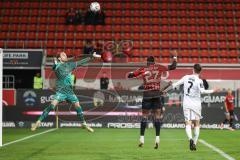 3. Liga; FC Ingolstadt 04 - Hallescher FC; Kopfball Moussa Doumbouya (27, FCI) Damer Leon (7 Halle) Torwart Gebhardt Felix (23 Halle)