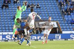 3. Liga; Arminia Bielefeld - FC Ingolstadt 04; Kersken Jonas (1 AB) fängt sicher vor Daouda Beleme (9, FCI)