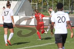 2. Fußball-Liga - Frauen - Saison 2022/2023 - FC Ingolstadt 04 - FSV Gütersloh - Der 2:1 Führungstreffer durch Vidovic Paula (Nr.11 - FC Ingolstadt 04 ) per Freisstoss direkt verwandelt - Rolle Sarah Torwart Gütersloh - jubel - Schnittmann Katharina (Nr.2