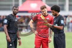 3. Liga; Testspiel; FC Ingolstadt 04 - 1. FC Heidenheim; vor dem Anpfiff Julian Kügel (29, FCI) bei den Schiedsrichtern