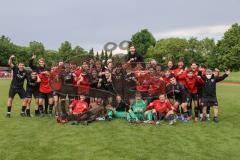 Relegation 2 - U17 - SSV Jahn Regensburg - FC Ingolstadt 04 - Spiel ist aus, 1:1 Ingolstadt steigt in die Bundesliga U17 auf, Jubel Party Feier, Team läuft aufs Spielfeld zum Gratulieren, Gruppenfoto mit Betreuer, Aufstieg