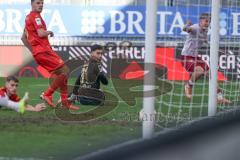 3. Liga - Saison 2025/26 - SV Wehen/Wiesbaden - FC Ingolstadt 04  - Max Plath (Nr.14 - FCI) schiesst den 1:1 Ausgleichstreffer - jubel - Torwart Noah Brdar (Nr.31 - Wiesbaden) - Foto: Meyer Jürgen