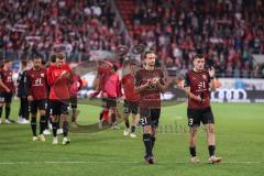 3. Liga; FC Ingolstadt 04 - SSV Jahn Regensburg; Niederlage, hängende Köpfe Spiel ist aus, Spieler bedanken sich bei den Fans Tobias Schröck (21, FCI) Mladen Cvjetinovic (19, FCI) Benjamin Kanuric (8, FCI) Leon Guwara (6, FCI)