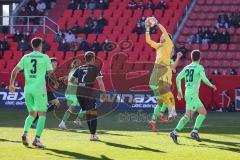 2.BL; FC Ingolstadt 04 - SV Sandhausen; Torwart Drewes Patrick (1 SVS) hält sicher den Ball, Dennis Eckert Ayensa (7, FCI) Trybull Tom (28 SVS) Dumic Dario (3 SVS)