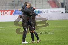 2.BL; FC Ingolstadt 04 - SG Dynamo Dresden; Sieg Jubel Freude Cheftrainer Rüdiger Rehm (FCI) gratuliert Maximilian Beister (11, FCI)