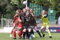 2. Fußball-Liga - Frauen - Saison 2022/2023 - FC Ingolstadt 04 - FCB München II - Torwart Anna-Lena  Daum (Nr.22 - FCI Frauen) - Lisa Ebert (Nr.10 - FCI Frauen) - Andrea Heigl (Nr.5 - FCI Frauen) -  Gaißer Fiona rot München blonde Haare - Foto: Meyer Jürg