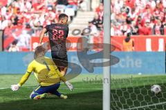 3. Liga; Rot-Weiss Essen - FC Ingolstadt 04; Torchance verpasst Marcel Costly (22, FCI) Torwart Golz Jakob (1 RWE)