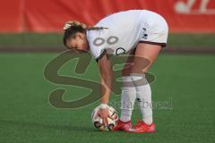 2. Bundesliga Frauen - Saison 2025/26 - FC Ingolstadt 04 Frauen - FSV Mainz - Jenny Beyer (Nr.8 - FC Ingolstadt Frauen I) legt sich den Ball zurecht beim Freistoß - XXXXX - Foto: Meyer Jürgen