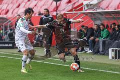 2.BL; FC Ingolstadt 04 - Hannover 96; Maximilian Beister (11, FCI) Sei Muroya (21 Han)