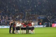 2.BL; FC Schalke 04 - FC Ingolstadt 04; Besprechung auf dem Spielfeld um Cheftrainer André Schubert (FCI)