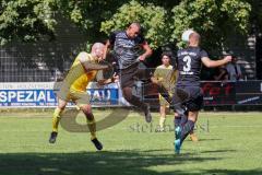 Kreisklasse - Saison 2023/2024 - GW Ingolstadt - FC Gelbelsee - Thomas Forster gelb Gelbelsee - Ubeyd Demirkol schwarz GW Ing - Foto: Meyer Jürgen