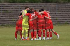 Bayernliga Süd - Saison 2022/2023 - FC Ingolstadt 04 - FC Memmingen - Die Mannschaft bildet einen Kreis vor dem Spiel - Foto: Meyer Jürgen