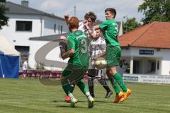 Kreisliga 1 - SV Manching II - TSV Hohenwart - Florian Gumbiller weiss Hohenwart - Marcus Keilwerth #7 grün Manching - Leonard Düsedau #3 grün Manching - Foto: Jürgen Meyer