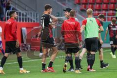 DFB Pokal; FC Ingolstadt 04 - Erzgebirge Aue; Sieg 2:1, Cheftrainer Roberto Pätzold (FCI) gratuliert Merlin Röhl (34, FCI)