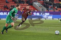 3. Liga; FC Ingolstadt 04 - Erzgebirge Aue; kommt zu spät Pascal Testroet (37, FCI) Torwart Männel Martin (1 Aue)