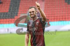 2.BL; FC Ingolstadt 04 - 1. FC Nürnberg - Spiel ist aus 0:0 unentschieden Remis, Spieler bedanken sich bei den Zuschauern Fans Publikum Nils Roeseler (13, FCI) Neuzugang