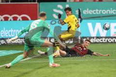 3. Liga; FC Ingolstadt 04 - Borussia Dortmund II; Zweikampf Kampf um den Ball Julian Kügel (31, FCI) Guille Bueno (3 BVB2) Torwart Lotka Marcel (35 BVB2)